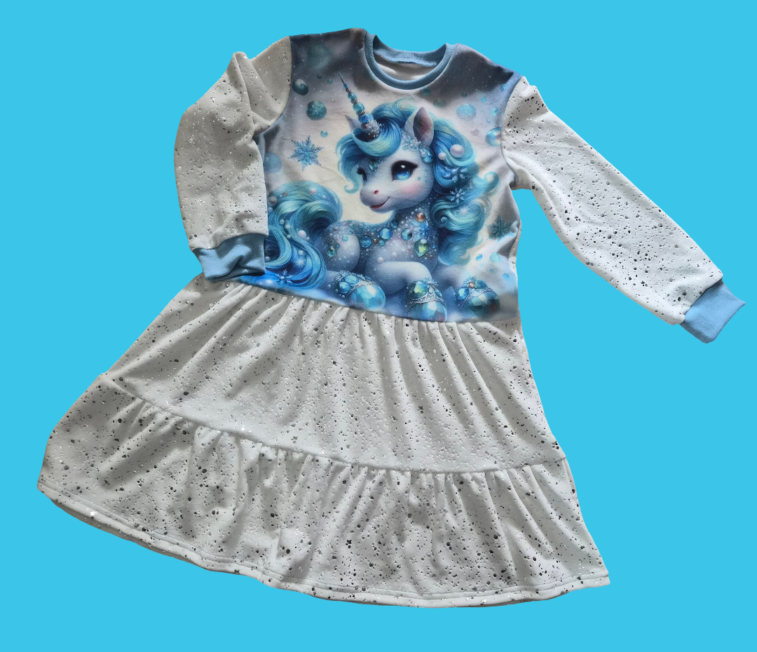 Balta auksiniais taškeliais suknelė