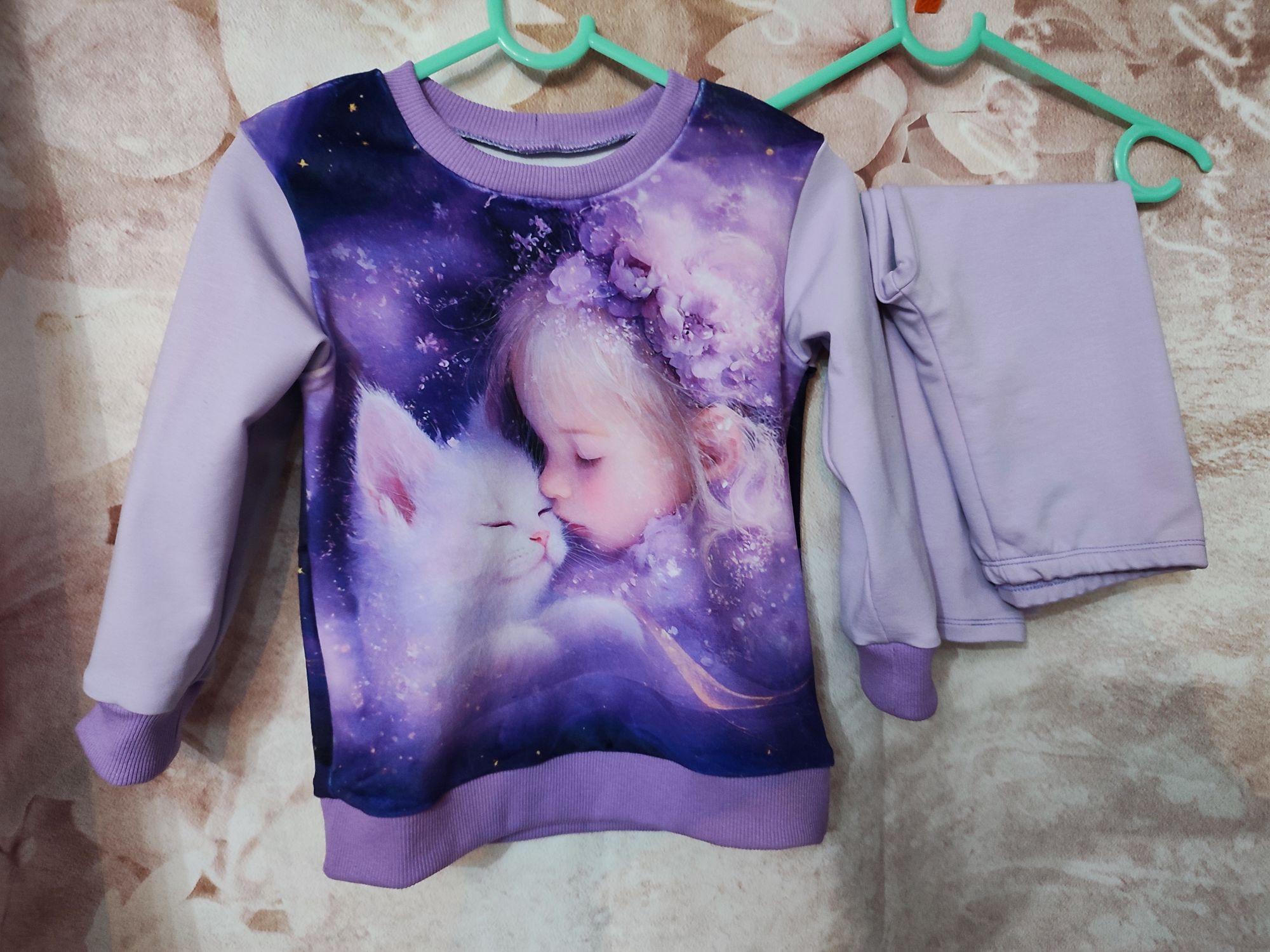 Mergaitė su kačiuku