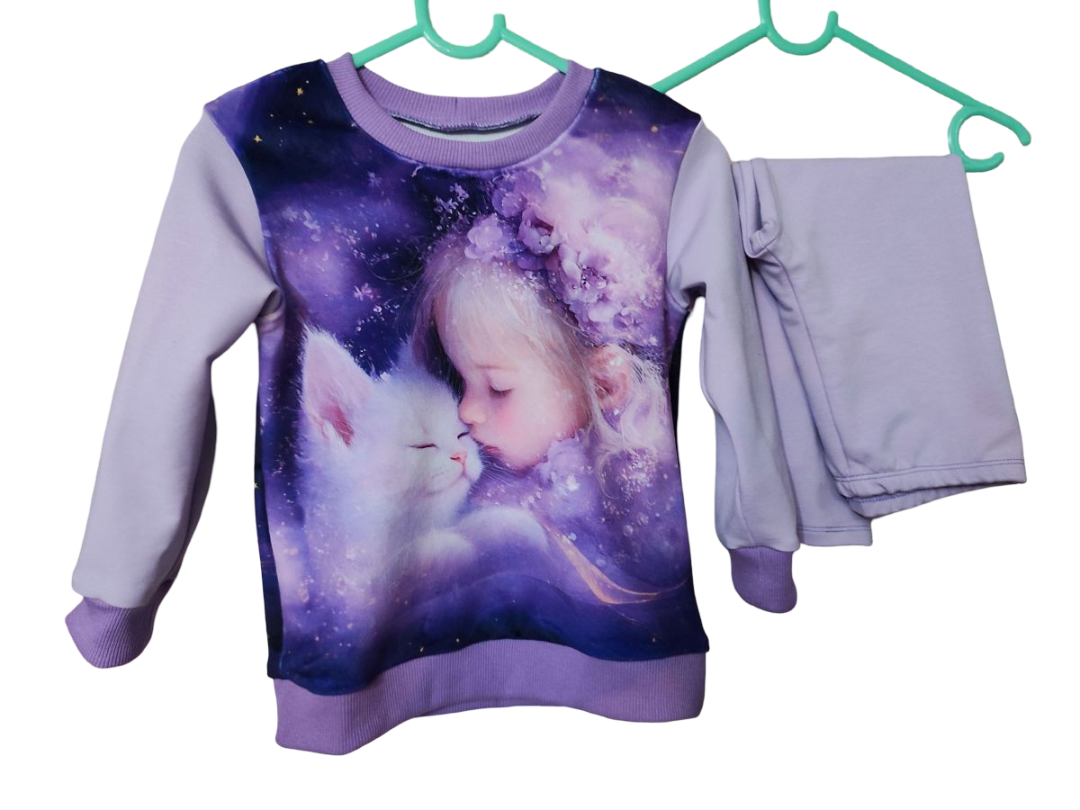 Mergaitė su kačiuku